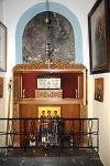 Η βόρεια κόγχη του Ιερού Ναού Αγίων Αποστόλων Μουλίων, με τα ιερά λείψανα των Αγίων Τριών Νεομαρτύρων. Πάνω τοιχογραφία της μη καιομένης βάτου του 12ου αιώνα και κάτω το αγίασμα.